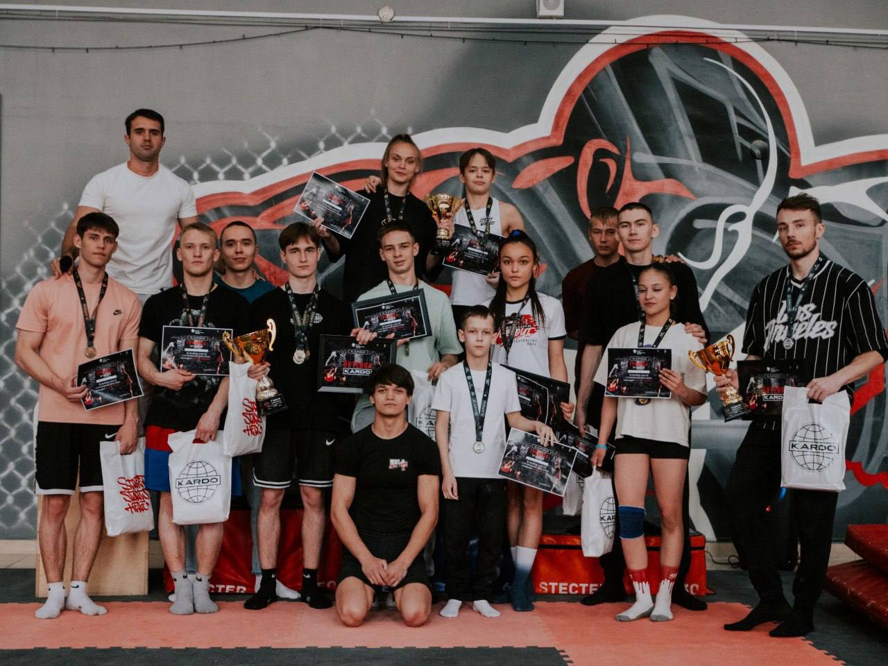 Пятеро забайкальцев представят регион в финале Международной премии уличной культуры и спорта «КАРДО» Накануне состоялся региональный этап премии. Забайкальские атлеты соревновались в дисциплинах «Фриран» и «Воркаут». По итогам были определены победители: «Фриран» – Артем Литунчин, студент Забайкальского горного колледжа и тренер по паркуру и фрирану в Доме уличных культур; «Воркаут» универсал – 16-летний Семен Захаров, победитель Siberian Power Show, абсолютный чемпион Кубка федерации воркаута Забайкалья и чемпион России, а также победитель «КАРДО дети»; «Воркаут» статик – Николай Казанин, вице-президент федерации воркаута Забайкалья и тренер по воркауту; «Воркаут» девушки – Анна Лиханова, ранее занималась гимнастикой, успешно выступает в воркауте; «Воркаут» динамик – Ярослав Сенотрусов, тренер по воркауту и победитель номинации «Лучший динамик» «КАРДО-2024». Помимо этого, участники установили новые региональные рекорды: 16-летняя Анна Лиханова удержала стойку на руках «Мексиканка» 35 секунд. Илья Догузов выполнил шесть подтягиваний в переднем висе. Владислав Золотухин поставил рекорд по удержанию высокого угла – 57 секунд. Константин Малый сделал семь повторов элемента «Перелет Ткачева». Лейла Ибрагимова держала «Крокодильчик» на одной руке 23 секунды. Артем Литунчин продержал стойку на одной руке с разведёнными ногами 21 секунду. Виолетта Алферкина продержала «Мексиканку с одной ногой» 55 секунд. Результаты будут официально зарегистрированы. Гранд-финал премии «КАРДО», который пройдет в Ставрополе 20-24 августа, соберёт спортсменов из 89 регионов России и 53 стран. Призовой фонд – семь миллионов рублей.