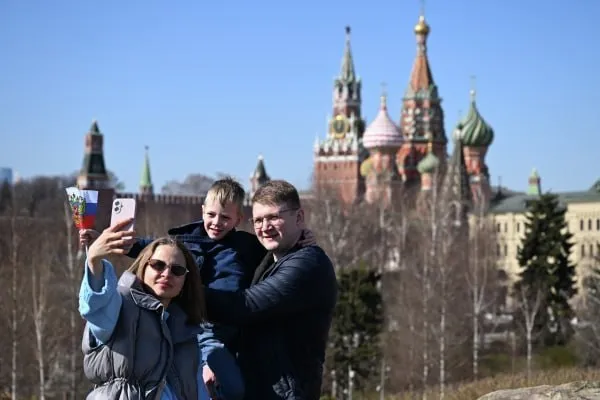 Дмитрий Медведев назвал семью и дом главными ценностями россиян Зампред Совбеза также заявил что граждане страны хотят рожать детей При этом проблема нехватки детских садов и ясельных групп сохраняется несмотря на принимаемые меры сказал он во время посещения Национального медицинского исследовательского центра имени Алмазова в Санкт Петербурге Медведев отметил что в какой то момент у властей было впечатление что с вложением определённых средств проблема с детскими садами лет на 10 15 будет решена но этот прогноз не оправдался Подписаться на Говорит Москва Telegram VK МАКС