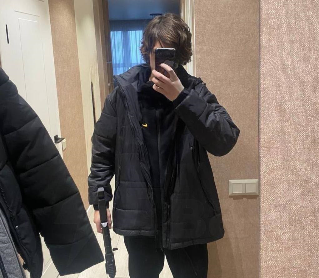 Я решил сам в себя по приколу выстрелить последняя информация о нападении на уфимскую гимназию   Нападавший успел сделать несколько выстрелов из пневматики в учителя и трёх одноклассников а затем взорвал петарду По официальным данным никто не пострадал но часть СМИ сообщают что пострадал учитель истории Тимур С   За день до нападения девятиклассник выложил песню про стрельбу в школах и предупредил о нападении Все свои действия он записывал на аудио а затем выложил в сеть   В школах Уфы проводили учебную тревогу из за чего не сразу поняли что нападение было настоящим   По словам главы РБ Радия Хабирова школьник использовал страйкбольный автомат   Ранее ученик выставлял в своих соцсетях тренировки по стрельбе и фото с предполагаемым оружием нападения   В своих соцсетях девятиклассник неоднократно высказывался негативно о педагоге и жаловался на перевод в 16 ю гимназию в начале 6 го класса   За день до нападения школьник тестировал травматическое оружие на себе аудиозапись он выложил в сеть Я решил сам в себя по приколу выстрелить из оружия Им п а особенно если я в лицо им е у кому нибудь НМШ