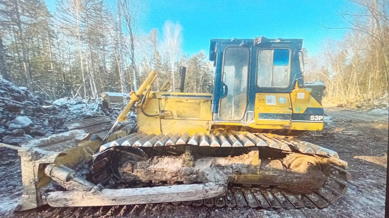 В Нанайском районе перед судом предстанет местный житель за вырубку 79 деревьев  Прокуратура Нанайского района утвердила обвинительное заключение в отношений сотрудника организации, осуществляющей деятельность по заготовке древесины. Он обвиняется по ч. 3 т. 260 УК РФ  незаконная рубка лесных насаждений .   По версии следствия, в декабре 2024 года 59-летний обвиняемый при производстве работ на лесном участке в Синдинском участковом лесничестве обнаружил, что по дороге, указанной в технологической карте, невозможен проезд большегрузной техники из-за деревьев.  Тогда он решил расширить лесную дорогу к отведенному лесозаготовительному участку и с помощью бульдозера вырубил 79 деревьев, причинив лесному фонду ущерб на общую сумму более 220 тыс. рублей.  Вину обвиняемый признал, возместил причиненный преступлением ущерб.  Уголовное дело направлено в Нанайский районный суд для рассмотрения по существу.