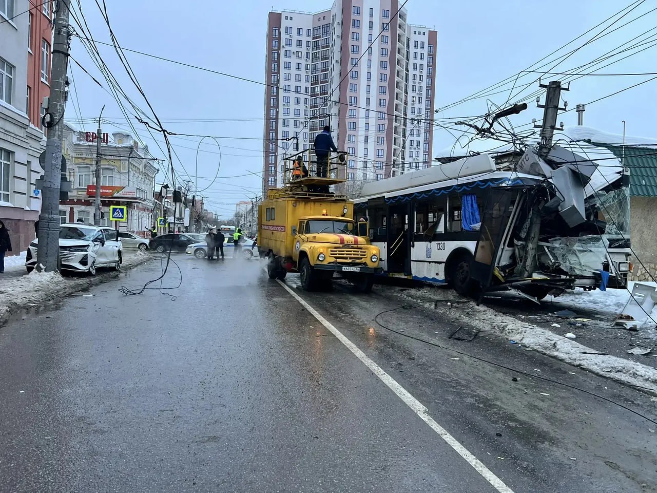 Восемь человек госпитализировали после столкновения троллейбуса и автомобиля в Энгельсе Об этом сообщили в региональной службе спасения Подписаться на Говорит Москва Telegram VK MAX