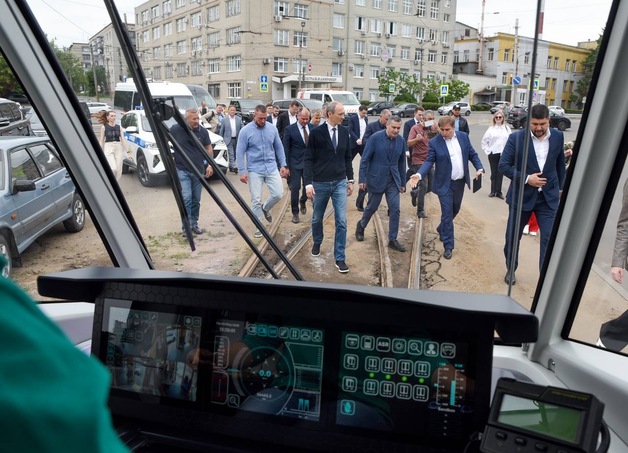 Курск переходит на современный транспорт С рабочим визитом приехал зампредседателя Правительства, руководитель Аппарата Правительства России Дмитрий Григоренко. Вместе с Александром Хинштейном они осмотрели новые электробусы и трамваи, которые уже вышли на линии 10 электробусов и 22 низкопольных трамвая — Курская область стала первым регионом, где новые электробусы начали перевозить пассажиров Современный транспорт оснащён климат-контролем, USB-зарядками, видеонаблюдением Трамваи работают на реконструированных путях уже более 25 км из запланированных Внедрение цифровой платформы снизило количество безбилетников в 2,7 раза, а наличные платежи — в 4,5 раза Проблемы: Рост стоимости проекта — нужна федеральная поддержка Два аварийных путепровода — без их ремонта завершить реконструкцию не получится «Бросать на полпути начатое дело глупо, особенно учитывая отношение курян к трамваю! Очень рассчитываю, что при поддержке наших федеральных коллег и ВЭБ.РФ сможем завершить эту важную для города реконструкцию до конца!» – сказал врио губернатора Александр Хинштейн