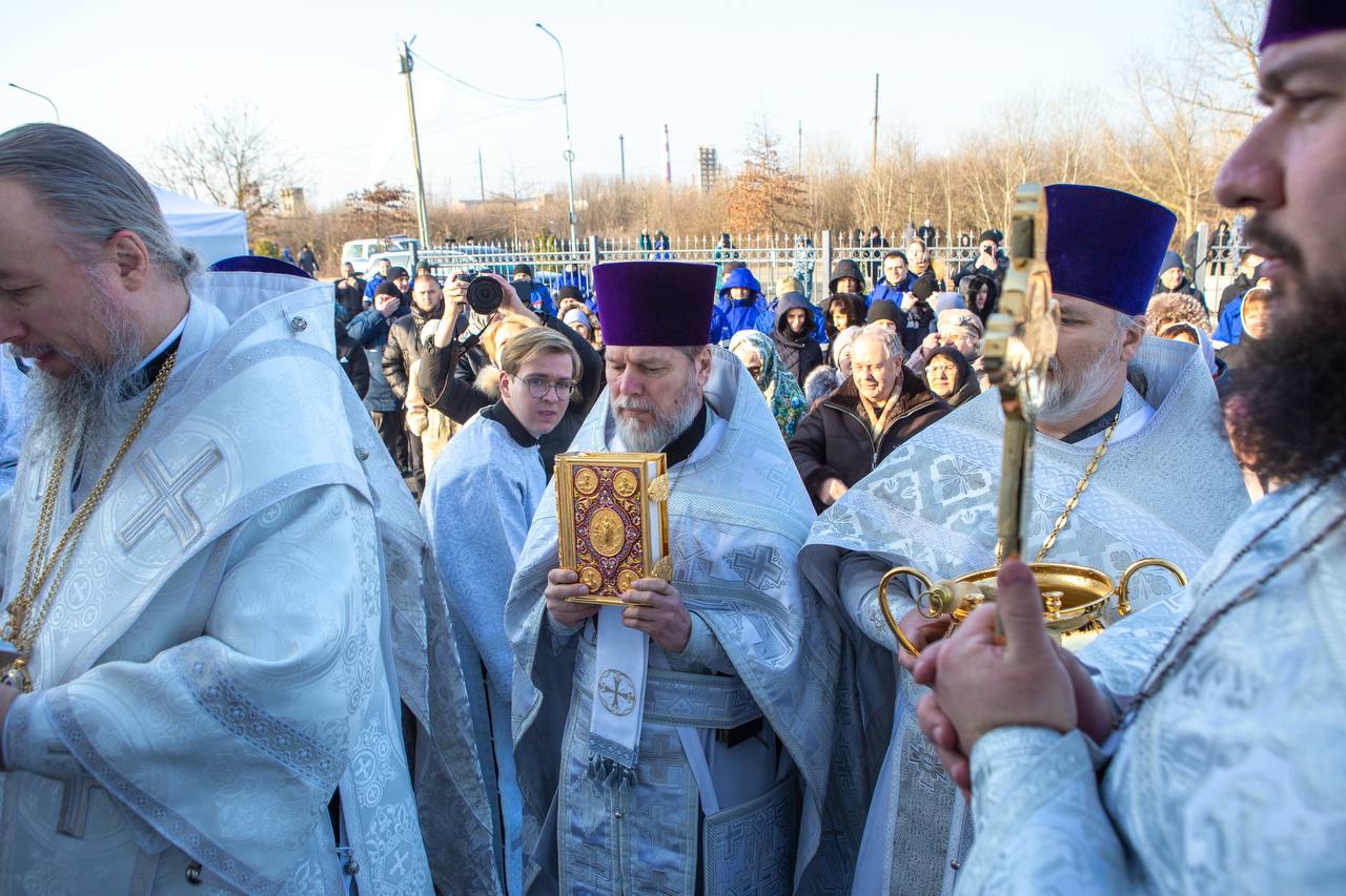 При поддержке благотворительного фонда «САФМАР» Михаила Гуцериева   в Краснодарском крае возведён Храм Владимирской иконы Божией Матери. Чин великого освящения провёл митрополит Екатеринодарский и Кубанский Василий. Открытие храма стало знаковым событием для жителей Северского района. После завершения службы митрополит Василий наградил Михаила Гуцериева медалью Великомученицы Екатерины I степени за заслуги перед Русской православной церковью.  #михаилгуцериев #гуцериев #сафмар #возрождение #история #культура #религия #благотворительность #вера #краснодарскийкрай