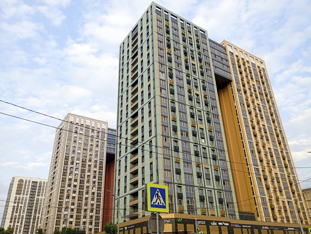 Растущие жилые кварталы обострили проблему социальной инфраструктуры на Дальнем Востоке как решить проблему В Хабаровске на фоне активной жилищной застройки обостряется проблема перегруженности социальной инфраструктуры Новые жилые кварталы растут а школы и детские сады не успевают за темпами строительства В мэрии признают проблему но предупреждают прямое обязывание застройщиков строить соцобъекты неминуемо ударит по карману дольщиков В поисках компромисса между доступностью жилья и качеством городской среды власти рассматривают различные варианты от интеграции образовательных учреждений в жилые комплексы до привлечения частных инвесторов Есть ли возможно сохранения низких цен на жилье при создании всей необходимой инфраструктуры разбирался ФедералПресс Подробнее