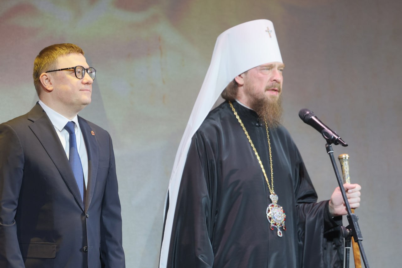 Более 13 тысяч юных южноуральцев побывают на рождественских елках губернатора Официальный старт рождественской кампании дали глава региона Алексей Текслер и митрополит Челябинский и Миасский Алексий В этом году праздничные представления охватят 13 тысяч детей из 43 муниципальных образований Челябинской области С 7 по 14 января пройдет 46 новогодних спектаклей Первое представление состоялось в Челябинском театре оперы и балета где юные зрители увидели мюзикл Волшебник изумрудного города Для детей с нарушением зрения было организовано специализированное тифлокомментирование Среди гостей праздника были дети из малообеспеченных семей домов интернатов воспитанники православной гимназии дети с инвалидностью сироты и победители творческого конкурса Рождественская сказка Поздравляю всех с Новым годом и великим праздником Рождества Христова Этот день несет в мир свет веры радости и надежды Праздник дарит нам добро напоминает о том что в жизни всегда есть место чуду в нашем сердце всегда должна жить любовь мы должны делать добрые дела обратился к присутствующим в зале Алексей Текслер После челябинских показов празднование продолжится в муниципалитетах 13 театров области представят свои новогодние постановки среди которых мюзиклы Волшебные часы и Волшебное кольцо а также спектакль Снежная королева и другие poolN74 eugenejut