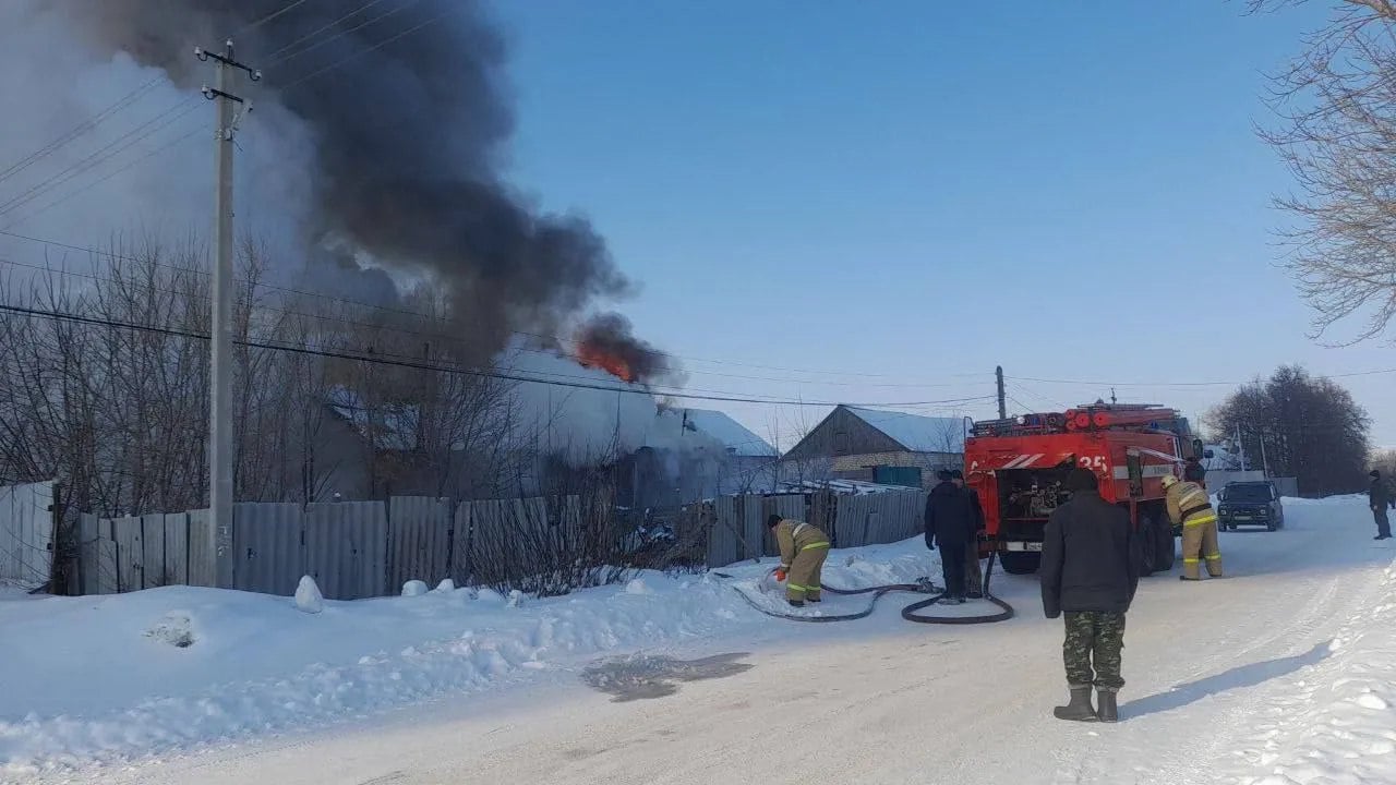 В Самарской области 21 февраля вспыхнул жилой барак  ЧП случилось в 12:07 в селе Новодевичье Шигонского района. Отмечается, что погибших и пострадавших нет. Пока причина возгорания устанавливается.