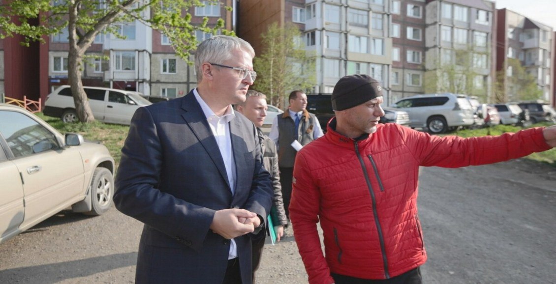 В Петропавловске общественники помогают наводить порядок на улицах города В Петропавловске-Камчатском представители «Народного фронта» пообщались с главой региона Владимиром Солодовым. Они передали ему жалобы горожан на состояние объектов в краевой столице. Нажмите для подробностей -
