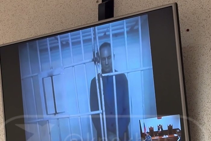 Следователи перед судом не смогли найти адвоката защищающего Олега Чемезова Центральный суд Челябинска накануне продлил арест бывшему свердловскому вице губернатору Олегу Чемезову обвиняемому в мошенничестве в особо крупном размере Его защитник от известного екатеринбургского адвокатского бюро на заседании не присутствовала пишут СМИ Обвиняемого защищает адвокат по назначению поскольку следствие не смогло связаться с адвокатом Чемезова Марией Кириловой сообщает агентство ЕАН Кирилова в беседе с КП Екатеринбург утверждала что за время нахождения под арестом состояние здоровья ее подзащитного значительно ухудшилось случился приступ острого панкреатита писал Telegram канал СВЕТ Екатеринбург в начале ноября Еда и режим питания установленные в следственном изоляторе не подходят Чемезову из за болезней ЖКТ объясняла адвокат Согласно решению Центрального райсуда бывший высокопоставленный чиновник останется в СИЗО до 15 февраля 2026 года uralweb ru