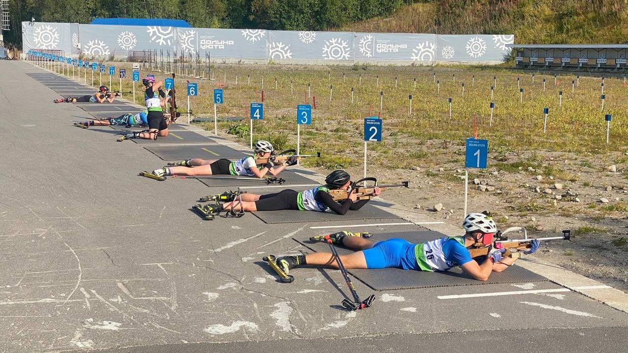 Биатлонисты мурманских спортшкол соревновались на чемпионате и первенстве региона   Всего было представлено две дисциплины: "кросс-спринт" и "роллеры-гонка", которая впервые за многие годы вернулась в программу соревнований.  В региональном министерстве спорта подчеркнули, что также впервые в истории областных состязаний юноши и девушки от 13 до 14 лет использовании газобаллонные пневматические винтовки. В мероприятии участвовало около 40 юных северян.     Подпишись — Вести Мурман