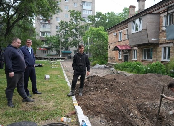 В Уссурийске ремонтируют двор на улице Горького - работы проверил депутат Сперва меняют теплотрассу, затем планируют заасфальтировать двор и заменить бордюры Читать подробнее на сайте...