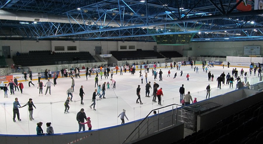 27 декабря планируется открытие второго льда в Олимпе Начало в 15 30 Погодные условия мешают посетовал руководитель комитета по физической культуре и спорту Константин Олухов Но все идет по плану На сегодня налито уже 4 слоя льда скоро перейдем к нанесению баннеров для украшения катка К 25 декабря надеемся успеть закончить все работы Наш канал в MAX