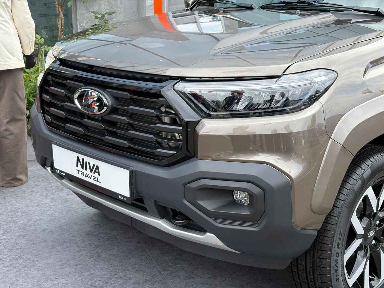 С рестайлингом Lada Niva Travel обрела новый передний бампер с противотуманными фарами и иную решётку радиатора, светодиодную оптику опция и новые колёсные диски. Фонари теперь, насколько можно судить, также выполняются на светодиодах. В салоне — руль с подушкой безопасности и медиасистема с навигатором, дисплей которой, впрочем, остался прежним. Слегка изменилась отделка. Под капотом вместо двигателя 1.7 установлен 1,8-литровый 8-клапанный агрегат на 90 сил, который представители АвтоВАЗа назвают совершенно новым.
