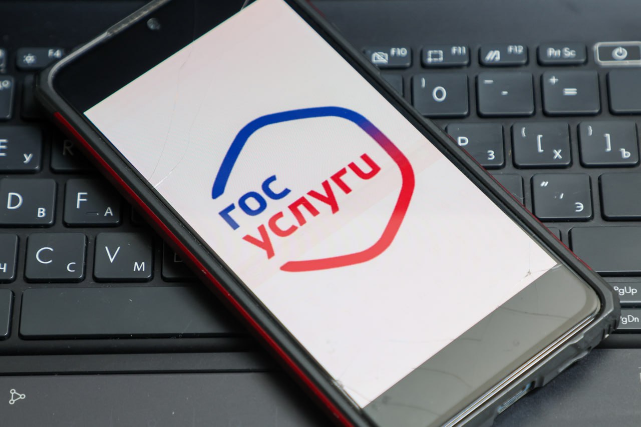 Письма якобы с портала «Госуслуг» мошенники рассылают россиянам Сообщения граждане получают на электронную почту с фальшивого аккаунта «Госуслуг». Аферисты в письме «заботливо» предупреждают, что неизвестные вошли в аккаунт жертвы с нового устройства. Затем предлагают «помощь» по телефону. Подписаться