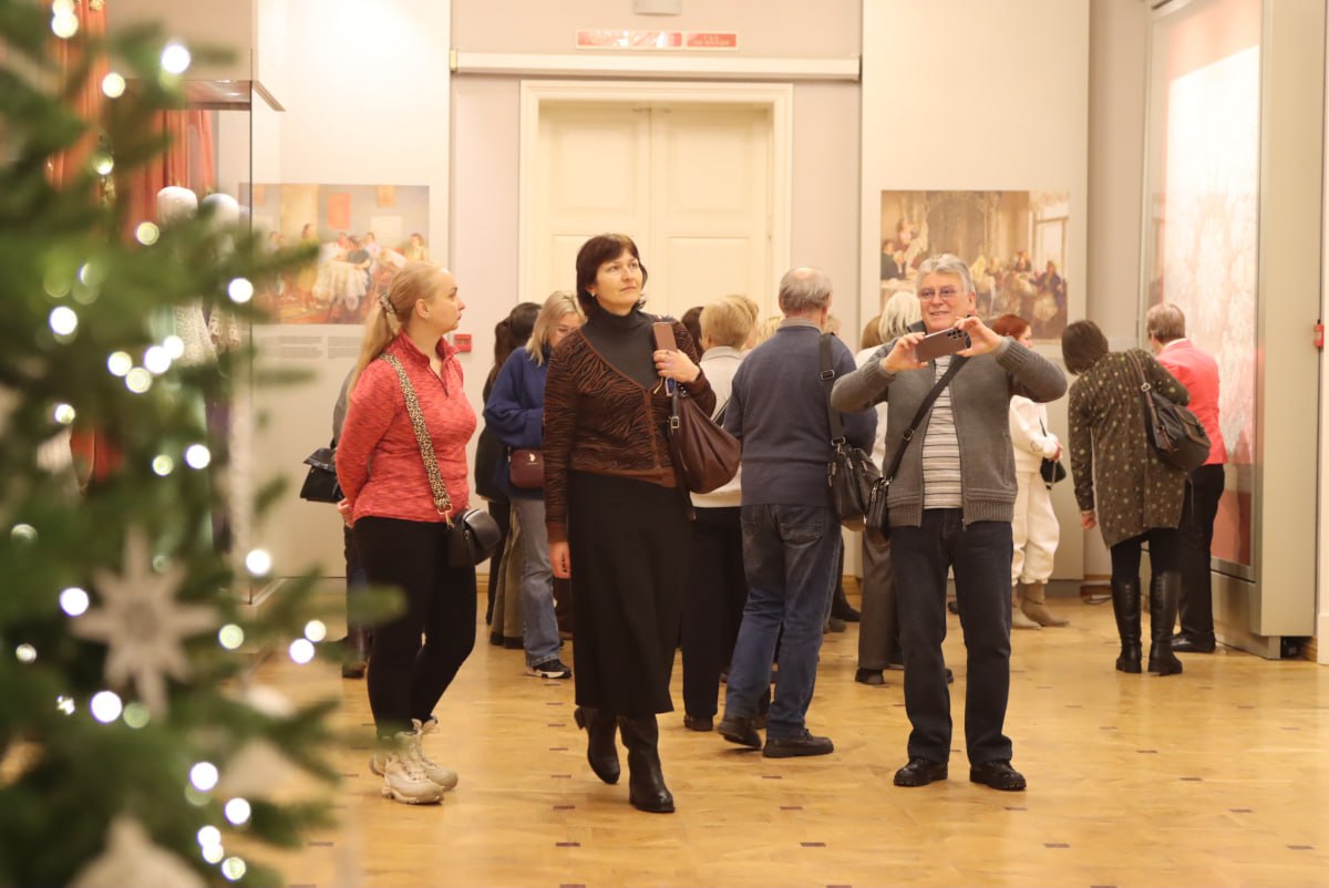 С 30 декабря 2025 года по 11 января 2026 года Вологду посетили более 70 5 тысяч гостей это на 14 4 больше чем в предыдущие новогодние каникулы Среди них 17 8 тысячи туристов остановившихся в городе более чем на один день и свыше 52 тысяч однодневных экскурсантов Вологда Регион 35ТВ в MAX