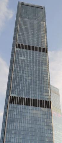 Полицейские вскрывают дверь в апартаментах башни Нева в Москве Сити где с трех часов ночи веселая компания угрожает что то взорвать Договориться с ними по тихому не получилось