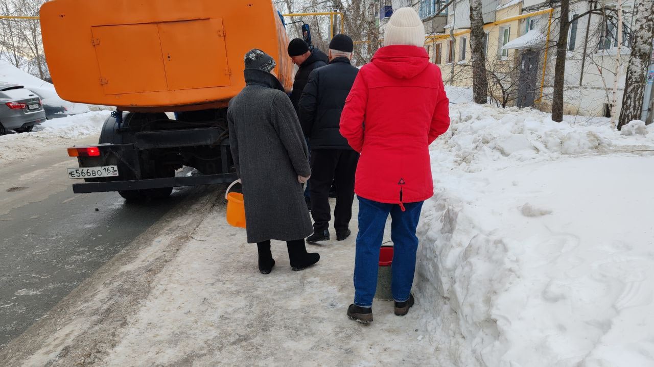 20 февраля в Самаре временно отключат воду на 9 улицах. Ожидается, что отключение воды продлится до 02:00 21 февраля.  Работы связаны с заменой задвижек на трубопроводах по адресу: ул. Физкультурная, 41, 101. "РКС-Самара" сообщает, что без воды останутся следующие улицы:    ул. Физкультурная: 33А, 41, 96, 98, 98А   ул. Калинина: 2, 4   ул. Победы: 99  1/2 дома    ул. Ново-Вокзальная, 5   ул. Красных Коммунаров, 5   ул. Туркменская  частный сектор   Кроме того, в период с 09:30 до 13:00 20 февраля будет отключено водоснабжение по адресу: ул. Аэродромная, 126А, в связи с заменой рубильников на электрическом вводе.  Возможны кратковременные перебои с водоснабжением на следующих адресах:    Новокуйбышевское шоссе, 2в   Московское шоссе, 16-18   Невская, 8   Владимирская, 41а   8 Толевая, 25   пр. Карла Маркса, 282   Краснодонская, 63   Аэрофлотская, 32    ГТРК Самара