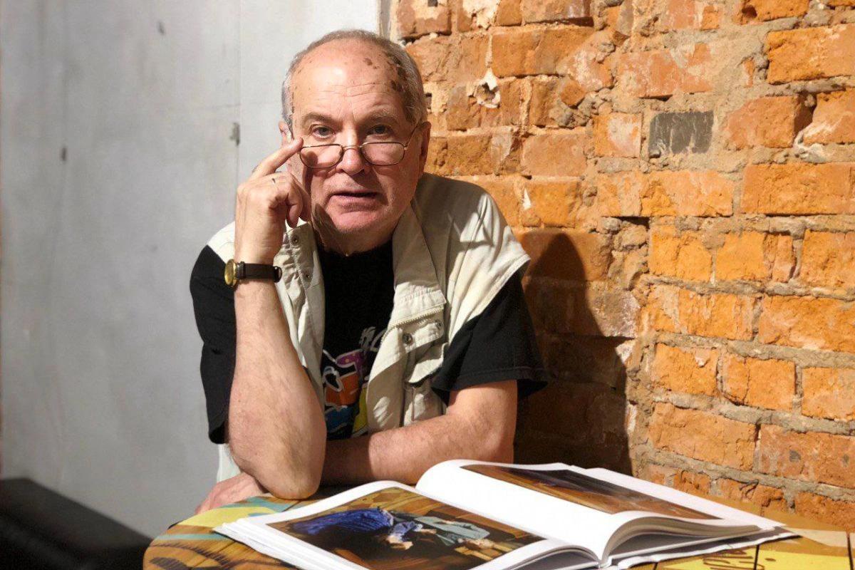 В Петербурге на 83 м году жизни скончался знаменитый фотограф портретист Валерий Плотников Портреты Высоцкого Бродского Сергея Соловьева и многих других в его исполнении давно стали каноническими и историческими В 2025 м в интервью Родине Валерий Плотников отвечал на вопросы Андрея Ванденко и рассказал почему отказывался снимать звезд не боясь испортить с ним отношения как завоевал уважение Высоцкого и еще много интересного rodinargru