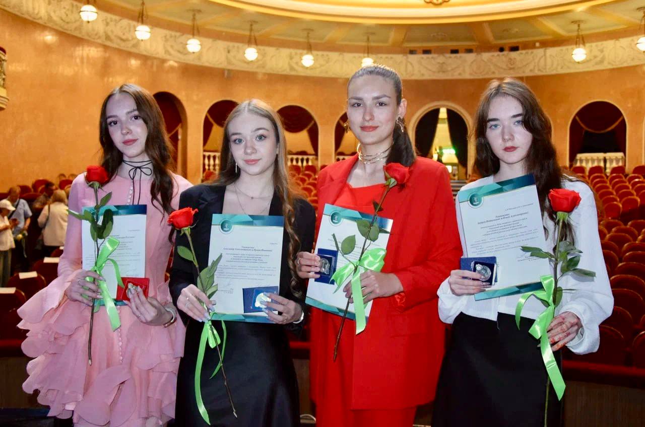 С блестящими достижениями в учебе поздравили выпускников. Торжественная церемония состоялась в ДК «Нефтехимик». В этом году золотые и серебряные медали получили 140 школьников. Эти ребята удостоены федерального почетного знака «За особые успехи в учении». Такие медали у выпускников 26 образовательных учреждений. Из 75 золотых медалистов 47 удостоены еще и регионального почетного знака «За высокие достижения в обучении». Эти выпускники получили по две медали: федеральную и областную. Также отметили ребят, которые сдали ЕГЭ на максимальное количество баллов. Это результат упорного труда, целеустремленности и огромного желания учиться. Ребята, вы молодцы, настоящие труженики. Ангарск гордится вами! Признателен нашим уважаемым педагогами, которые берут на себя ответственность за будущее детей, дают им знания, а значит – широкие возможности. Считаю одним из основных показателей качества жизни – уровень образования. В регионе мы занимаем лидирующую позицию. Отдельная благодарность родителям. Без вашего труда и заботы ребятам было бы очень сложно достичь таких вершин. Вы ответственно подходите к воспитанию детей, с этого и зарождается любовь к дому, семье. А значит, характер созидателя, а не потребителя.