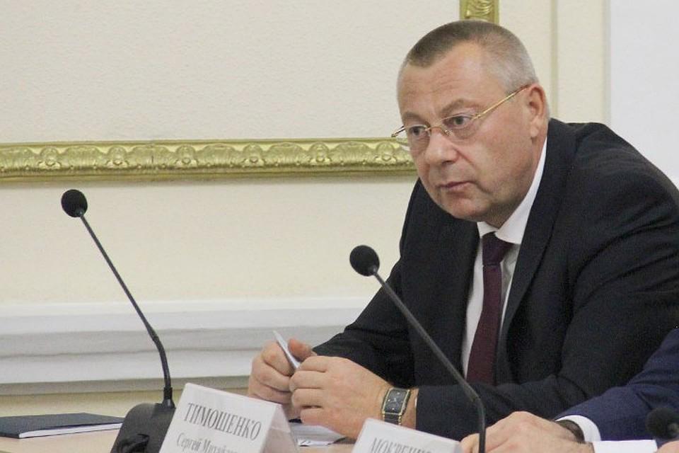 Бывший заместитель губернатора Брянской области Сергей Тимошенко оказался в центре крупного коррупционного скандала, который обнажил системные проблемы в управлении государственными контрактами региона. Следствие утверждает, что в период с 2019 по 2021 год Тимошенко, курируя строительство и капитальный ремонт социально значимых объектов, получил взятки на сумму более 4 миллионов рублей от подрядчиков, заинтересованных в покровительстве и содействии при заключении новых контрактов. Особое внимание следствие уделяет роли сына экс-чиновника, Антона Тимошенко, который, по версии следствия, выступал посредником в передаче взяток. Через него отец получил не менее 469,5 тысячи рублей наличными, имущество и услуги на 121,2 тысячи рублей, а также фиктивно начисленную зарплату. Кроме того, Тимошенко-старший обвиняется в получении взятки в виде 650 тысяч рублей и имущества на сумму 770,323 тысячи рублей. В марте 2025 года оба фигуранта были арестованы. Сергею Тимошенко предъявлены обвинения по ч. 6 ст. 290 УК РФ – получение взятки в особо крупном размере, а его сыну – по ч. 4 ст. 291.1 УК РФ – посредничество во взяточничестве в особо крупном размере. Этот случай поднимает вопросы о прозрачности и контроле в сфере государственных закупок и подчеркивает необходимость усиления антикоррупционных мер на всех уровнях власти.