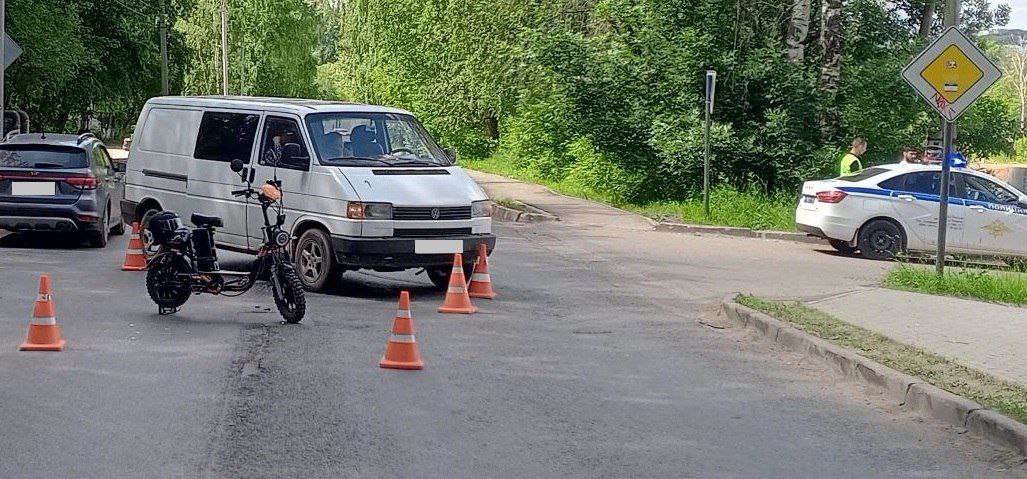 Очередное ДТП с самокатчиком Вчера днём на ул. Тимирязева произошло столкновение автомобиля «Volkswagen» под управлением 45-летнего мужчины и электросамоката «Kugoo» под управлением 21-летнего молодого человека. В результате ДТП самокатчик получил травмы. Подписаться