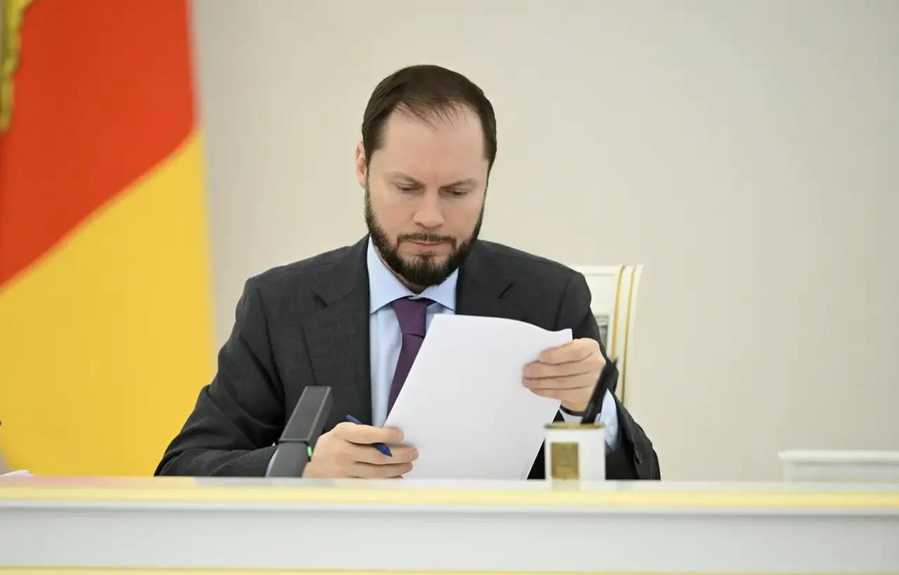 В этом году в Верхневолжье будет реализовано 277 проектов по Программе поддержки местных инициатив На эти цели из регионального бюджета направят порядка 430 млн рублей Решение принято на заседании Правительства Тверской области под руководством врио Губернатора Виталия Королева Действительно очень хорошая программа Она позволяет жителям непосредственно предлагать объекты которые необходимо создать реконструировать модернизировать или привести в порядок отметил Виталий Королев общаясь с журналистами после заседания Дал поручение главам муниципалитетов рассмотреть даже те заявки которые не попали в итоговый отбор Чтобы понять что необходимо жителям и сориентировать работу муниципальных образований и областного Правительства на то что действительно нужно сделать в тех муниципалитетах где есть такой запрос Программа будет развиваться считаю что ее обязательно надо продолжать В этом году участниками ППМИ являются 37 муниципалитетов В программу вошли проекты по обновлению сетей водоснабжения и водоотведения обустройству объектов образования и спорта приобретению спецтехники и оборудования для проведения мероприятий благоустройству дворовых территорий детских площадок и другие С прошлого года в регионе реализуется новое направление Программы молодежные проекты Жители региона в возрасте от 14 до 35 лет включительно могут представить свои идеи по развитию территорий В этом году будет реализовано 20 таких проектов На заседании рассмотрены предложения по совершенствованию ППМИ С учетом востребованности проектов в сфере водоснабжения и водоотведения будет проработан вопрос реализации инициатив по данному направлению в рамках госпрограммы ЖКХ и энергетика Тверской области Подробнее по ссылке Подписаться на Тверская область Официально в МАХ