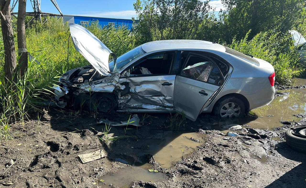 В ДТП в Чурилово пострадали пять человек Сегодня утром на улице Линейной произошло жесткое столкновение автомобилей Renault Logan и Škoda Rapid. В результате пострадали 28-летняя водитель Škoda, 17-летний подросток и девочка, которой нет и полугода. В автомобиле Renault травмы получили 40-, 39- и 53-летние пассажирки. Им оказана необходимая помощь. Обстоятельства аварии устанавливаются. : ГАИ Челябинска / Прислать новость