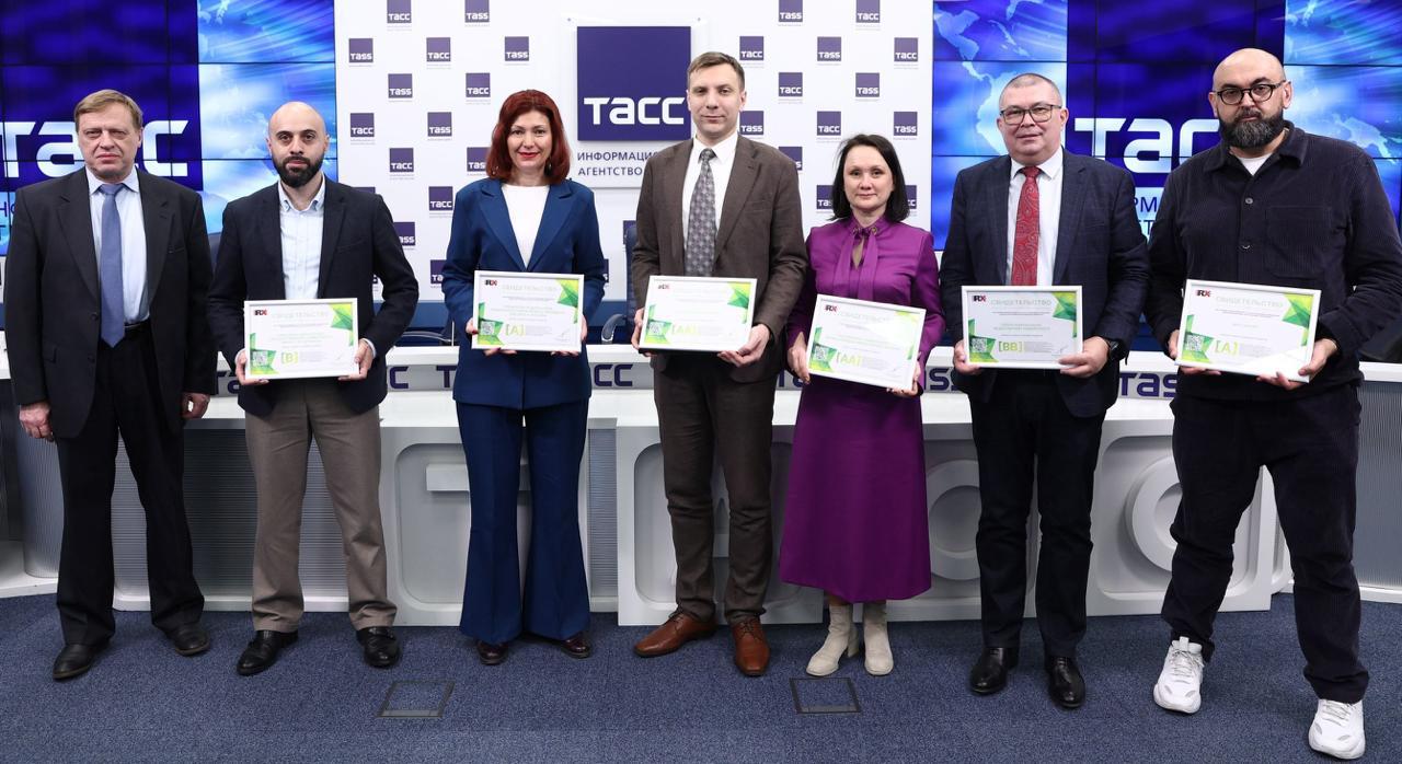 RAEX присвоило Президентской академии высший рейтинг устойчивого развития Рейтинговое агентство присвоило Президентской академии рейтинг ответственности в сфере устойчивого развития на уровне АА самый высокий в рамках пилотного проекта это решение подтверждает очень высокий уровень деятельности Академии по минимизации экологических социальных и управленческих рисков народного хозяйства Новый рейтинг университетов в сфере устойчивого развития построен на комплексной оценке деятельности вузов Он составлен исходя из научно образовательной и просветительской миссий университета и учитывает эффективность экологических социальных и управленческих практик Президентская академия вносит весомый вклад в устойчивое развитие всей Российской Федерации как самый большой вуз страны где учатся более 270 тыс студентов и слушателей ежегодно Кроме того Академия обладает уникальным статусом как главный центр подготовки кадров для государственного управления на федеральном региональном и муниципальном уровнях а также является бизнес школой мирового уровня и научно образовательным центром компетенций нацеленным на решение важнейших задач стоящих перед страной прокомментировал проректор по науке Академии Артур Азаров Ключевой приоритет Академии подготовка кадров для государственного управления статус Академии как ключевого центра подготовки кадров был подтвержден РАЕХ в рамках рейтинга Государственное и муниципальное управление где вуз занял 1 место Президентская академия опережает все другие вузы по числу выпускников среди действующих государственных и гражданских служащих каждый пятый руководитель федеральных органов исполнительной власти получает образование в Президентской академии а среди выпускников нашего флагманского проекта Школы губернаторов более 50 действующих глав российских регионов благодаря масштабу своей деятельности Академия вышла за рамки подготовки управленцев для нашей страны достигнув мирового уровня сейчас это базовая организация СНГ по подготовке кадров в области госуправления МАХ ВК ДЗЕН