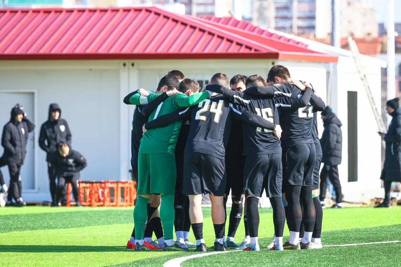 Команда Заря из Луганска получила аттестат Футбольной национальной лиги и с сезона 2026 27 выступит во Второй лиге России в дивизионе Б зона Юг За 2 года клуб прошёл путь от любительских турниров до профессионального футбола выполнив спортивные и лицензионные требования Домашние матчи планируется проводить в Ростовской области на базе Новоколор Арены в Абрамовке Президент футбольного клуба Заря Луганск Араик Асатрян отметил что цель возвращения в профессиональный футбол стояла с первого дня возрождения клуба Он также связывает развитие с возможным участием во Второй лиге других команд из регионов Луганской Народной Республики в том числе из Свердловска и Алчевска