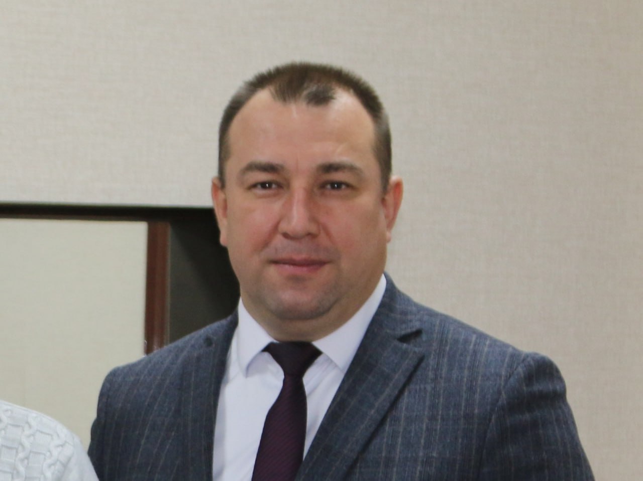 Замглавы Актанышского района задержали по подозрению во взяточничестве Замглавы Актанышского района Татарстана Ильшата Габдулхаева задержали оперативниками управления экономической безопасности и противодействия коррупции МВД по республике Чиновник доставлен на допрос в следственные органы по подозрению в превышении должностных полномочий и получении взятки в размере 1 4 млн рублей По данным источников Реального времени близких к силовым структурам Габдулхаев мог оказывать давление на главу одного из сельских поселений с целью передачи права аренды земельного участка владельцу местного КФХ являющемуся его близким знакомым За посредничество по версии следствия чиновник получил денежное вознаграждение Подпишитесь на Реальное время в МАХ Telegram Дзен