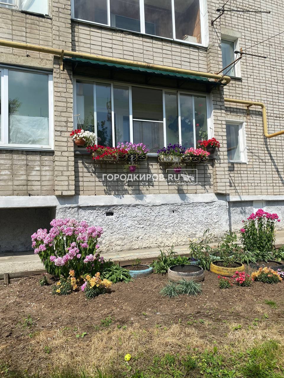 Фото дня: "Когда ну очень хочешь дачу, но цены на частные дома в Кировской области выросли на 6 процентов за полгода" Специалисты рынка недвижимости заявили о подорожании частного сектора в Кировской области на 6,1% в течение первых шести месяцев 2025 года. Средняя стоимость одного объекта к июлю достигла отметки в 4 миллиона 968 тысяч рублей. Город Киров Новости