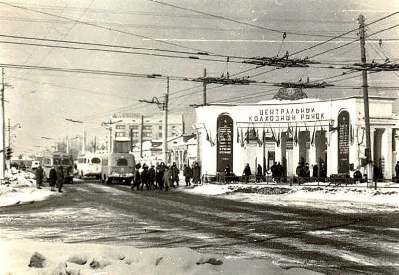 Типичный Оренбург Губернатор Оренбургской области Евгений Солнцев запретил закрывать Центральный рынок до Нового года