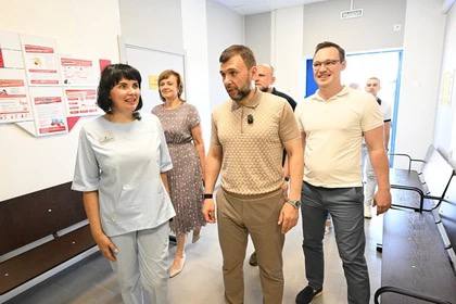 В селе Кумачово ДНР открыли врачебную амбулаторию  В церемонии открытия принял участие Глава ДНР Денис Пушилин совместно с заместителем министра здравоохранения Российской Федерации Андреем Плутницким и главой Минздрава ДНР Дмитрием Гарцевым.  С населением будут работать два доктора, четыре медицинские сестры. Завезено необходимое оборудование, направленное на оказание первичной медико-санитарной помощи: электрокардиограф, автоматический дефибриллятор, анализаторы, определяющие уровень гемоглобина, холестерина, сахара в крови, медицинские наборы экстренной помощи при различных диагнозах, включающие в себя медицинские изделия и лекарственные препараты для экстренной профилактики, - рассказал Пушилин.