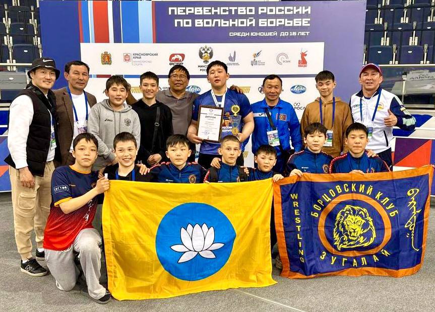 Калмыцкий борец выиграл золото на первенстве России по вольной борьбе Соревнования прошли с 1 по 4 мая в Красноярске во Дворце спорта имени Ивана Ярыгина. Более 500 спортсменов из разных регионов боролись в 12 весовых категориях. Дамдин Манджиев завоевал золотую медаль на первенстве России по вольной борьбе среди юношей до 16 лет в весовой категории до 100 кг. Дамдин — воспитанник Республиканской спортивной школы олимпийского резерва по борьбе им. Т.Л. Балдашинова, где его готовил тренер Федор Анчеев. В настоящее время он представляет Бурятию и тренируется в клубе «Зугалай». Первенство России не только выявило сильнейших, но и стало отбором для участия в первенстве Европы в Италии: золотые и серебряные призеры получили право защищать честь страны на международной арене. Фото: Министерство физической культуры и спорта РК Быть в курсе Прислать новость