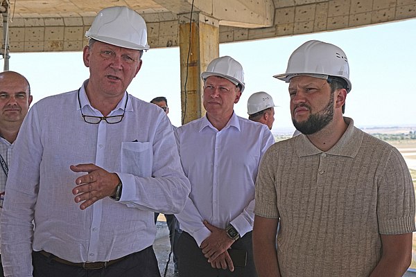 Руководитель Росавиации Дмитрий Ядров оценил ход строительства нового КДП в Симферополе Ход строительства командно-диспетчерского пункта КДП в аэропорту Симферополь оценил в ходе рабочей поездки в Республику Крым руководитель Росавиации Дмитрий Ядров. Об этом сообщает AVIA.RU со ссылкой на данные пресс-службы Росавиации. Как отмечается в сообщении, строящийся по проекту подведомственного агентству института «Аэропроект» объект близок к завершению. Дмитрий Ядров лично поднялся на верхние уровни КДП, осмотрел ход строительных работ и оценил степень готовности ключевых элементов объекта. В сопровождении представителей подведомственной Росавиации Госкорпорации по ОрВД, подрядной организации и технических специалистов он ознакомился с текущим состоянием строительных работ на площадке, уделив особое внимание качеству исполнения и соблюдению сроков. aviaru.net/n285549