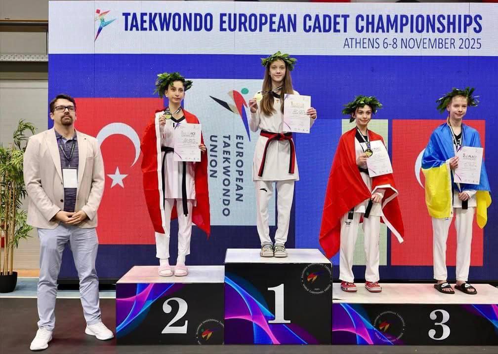 Спортсменка из Челябинска выиграла первенство Европы по тхэквондо Воспитанница челябинской спортшколы Корё Диана Симонова блестяще выступила на первенстве Европы по тхэквондо среди кадетов в Греции На пути к победе челябинка одолела пять соперниц из Сербии Хорватии Литвы Украины и Турции Диана Симонова под руководством тренера Александра Коптеева завоевала золотую медаль выступив в весе 41 килограмм уточнили в минспорта Масштабные соревнования прошли с 6 по 8 ноября в Афинах За звание лучших боролись спортсмены в возрасте 12 14 лет со всего мира Подписаться на vecherchel Голосовать за канал