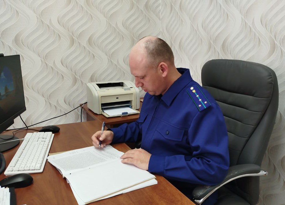 За убийство возле кафе колпашевец ближайшие 10 лет проведет в местах лишения свободы Колпашевский городской суд Томской области вынес приговор по уголовному делу в отношении ранее судимого 35 летнего местного жителя Он признан виновным по ч 1 ст 105 УК РФ убийство Судом установлено что в августе 2024 года подсудимый в ночное время распивал спиртное в кафе где из за личной неприязни поссорился со знакомым На улице возле заведения он нанес мужчине не менее 11 ударов ножом по разным частям тела От полученных телесных повреждений мужчина скончался в реанимации районной больницы Подсудимый свою вину не признал однако государственным обвинителем суду представлена достаточная совокупность доказательств которая подтвердила его причастность к совершению преступления Согласившись с прокурором суд с учетом наличия в действиях виновного особо опасного рецидива преступлений приговорил виновного к 10 годам лишения свободы с отбыванием наказания в исправительной колонии особого режима