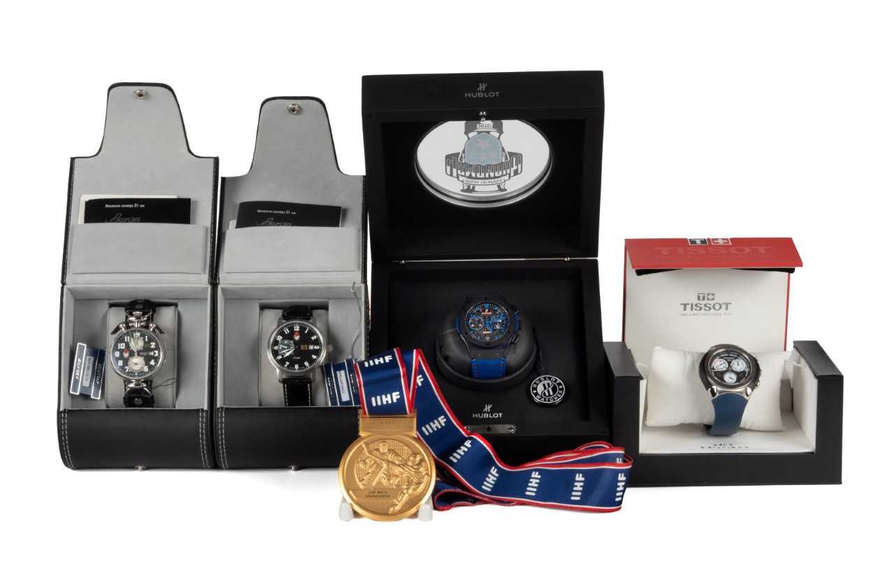 6 ноября аукционный дом Литфонд проведет онлайн торги посвященные хоккейным раритетам Они принадлежат генеральному менеджеру сборной России по хоккею с шайбой в 2008 2009 годах Павлу Попову Центральное место в каталоге занимает золотая медаль сборной России по хоккею с чемпионата мира который прошел в Швейцарии в 2009 году Начальная стоимость установлена на уровне 5 млн рублей Среди лотов наручные часы Hublot врученные победителям Кубка Гагарина в 2015 году стартовая цена 1 млн рублей часы выпущенные к 85 летию хоккейного клуба ЦСКА 500 тыс рублей швейцарские Tissot из специальной партии заказанной Федерацией хоккея России по случаю победы сборной команды в Евротуре 2008 200 тыс рублей Больше новостей в Daily News