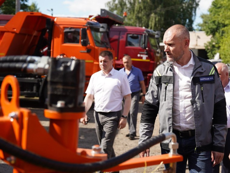 ГородЧе Похоже, уборку городских территорий ждет реформирование. Подрядчик будет один - муниципальный, от услуг частных организаций необходимо отказаться. Так, во всяком случае, решили сделать в Вологде, где уборкой улиц будет заниматься МКУ «Зеленстрой». Управлять процессом необходимо самостоятельно, а не зависеть от сторонних служб, заявил губернатор Филимонов.   По мнению губернатора, компании «Дорсервис», «Инстройсервис» и «Магистраль» должны уйти с рынка Вологды, а их место должен занять городской «Зеленстрой». Но сначала необходимо снабдить людей техникой  взять в лизинг  и увеличить штат до 100 человек с зарплатой 85-120 тысяч рублей.   Интересно, что в Череповце к идее постепенного отказа от сторонних подрядчиков пришли уже давно. Так несколько лет назад город купил белорусского «Шмеля»... подробнее на канале: ГородЧе @