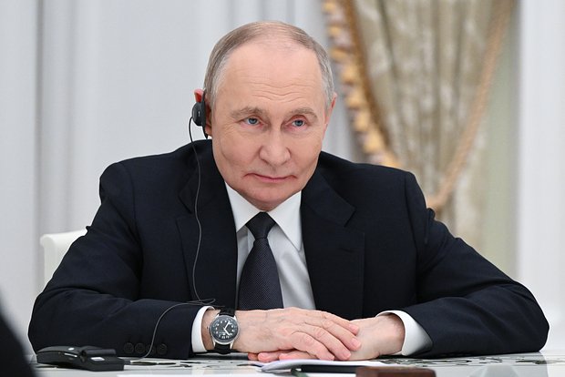 Президент России Владимир Путин заявил что РФ принимает все требуемые шаги для нормализации положения на рынке энергетики несмотря на усилия недружественных государств по дестабилизации цепочек поставок Его слова приводит ТАСС Мы делаем все для надежного снабжения потребителей энергоресурсами несмотря на попытки извне негативно влиять на цепочки поставок сказал Путин Владимир Путин заявил о работе над созданием банка ШОС В октябре Путин высказался о последствиях новых санкций для российской экономики Он указал что отечественная энергетика в настоящее время чувствует себя уверенно