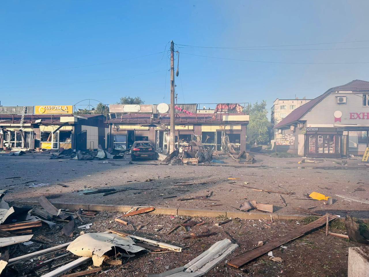 Два человека погибли, 22 пострадали в результате российской атаки на Доброполье Донецкой области, — местные власти Спасатели тушат пожар, чтобы разобрать завалы и четко установить количество жертв, сообщил глава Донецкой ОВА Вадим Филашкин. Он уточнил, что на город была сброшена авиабомба КАБ-500. Наш скоростной VPN