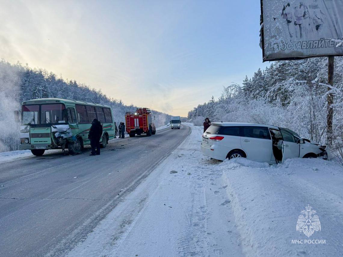 Оказалась зажата в салоне авто  В Якутии произошло дорожно-транспортное происшествие. В результате столкновения иномарки и автобуса пострадали люди. Одной из пострадавших, оказавшейся заблокированной в салоне автомобиля, пришлось дожидаться помощи спасателей МЧС.   Установлено, что авария произошла на подъеме Вилюйского тракта. Водитель иномарки «Тойота Виш» двигался со стороны города Якутска. Совершая обгон попутных транспортных средств, он столкнулся с автобусом, который ехал навстречу. В результате помощь понадобилась сразу нескольким пассажирам ПАЗика и автомобиля.  По информации МЧС России по Республике Саха  Якутия , в салоне иномарки оказалась зажата женщина. На место происшествия незамедлительно прибыли специалисты с необходимым оборудованием и смогли освободить ее. Всего привлекалось 10 сотрудников и две единицы техники.  Фото: МЧС России по РС  Я