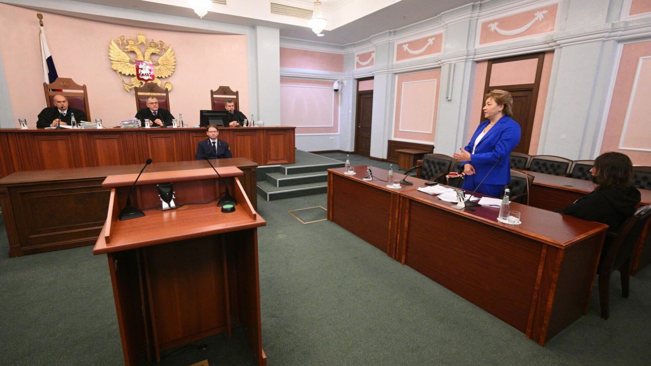 Дело Долиной включили в программу юридических вузов Ведущие университеты страны включая СПбГУ и МГЮА сообщили что кейс с квартирой певицы станет учебным пособием На его примере студентов будут учить оценивать риски и проверять чистоту сделок с недвижимостью В РАНХиГС историю назвали идеальной иллюстрацией того что суд должен смотреть на закон а не на узнаваемость истца В Петербурге пошли дальше там к разбору дела планируют привлекать не только правоведов но и психологов с социологами чтобы анализировать методы воздействия на жертву settersmedia news