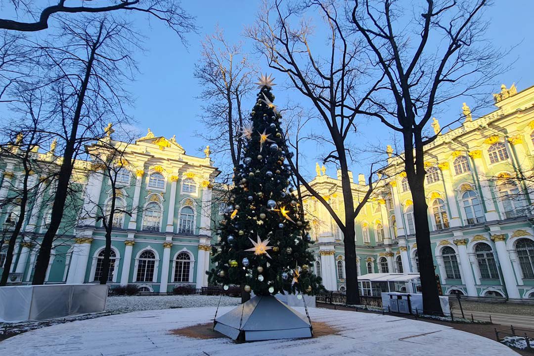 Вход в Эрмитаж сделают бесплатным в Рождество В светлый праздник 7 января желающие смогут оценить все экспозиции главного музея Петербурга не заплатив ни копейки Бесплатные билеты разместят на официальном сайте 4 января на следующий день возможны дополнительные выкладки но только в Главный музейный комплекс и Главный штаб В Эрмитаже напомнили что количество проходок ограничено Но их можно будет также получить в кассах в порядке живой очереди с 11 00 до 17 00 Эрмитаж Tg Читай нас в MAX Читай нас в Telegram