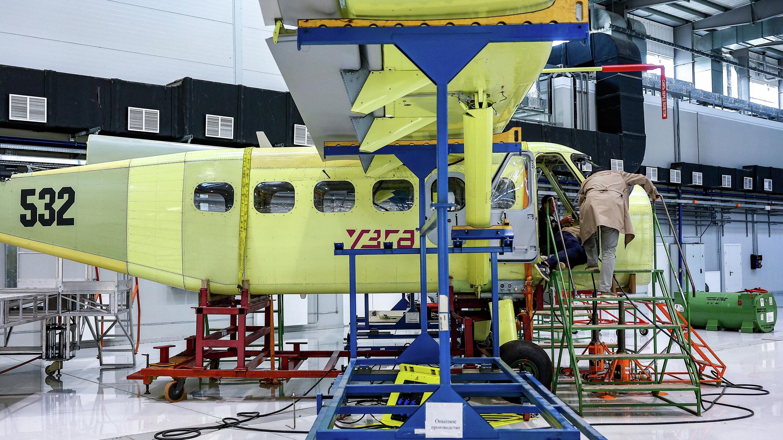 Уральский завод гражданской авиации УЗГА планирует построить первый опытный образец самолета Ладога до конца года первый полет ожидается в середине следующего года говорится в сообщении Росавиации