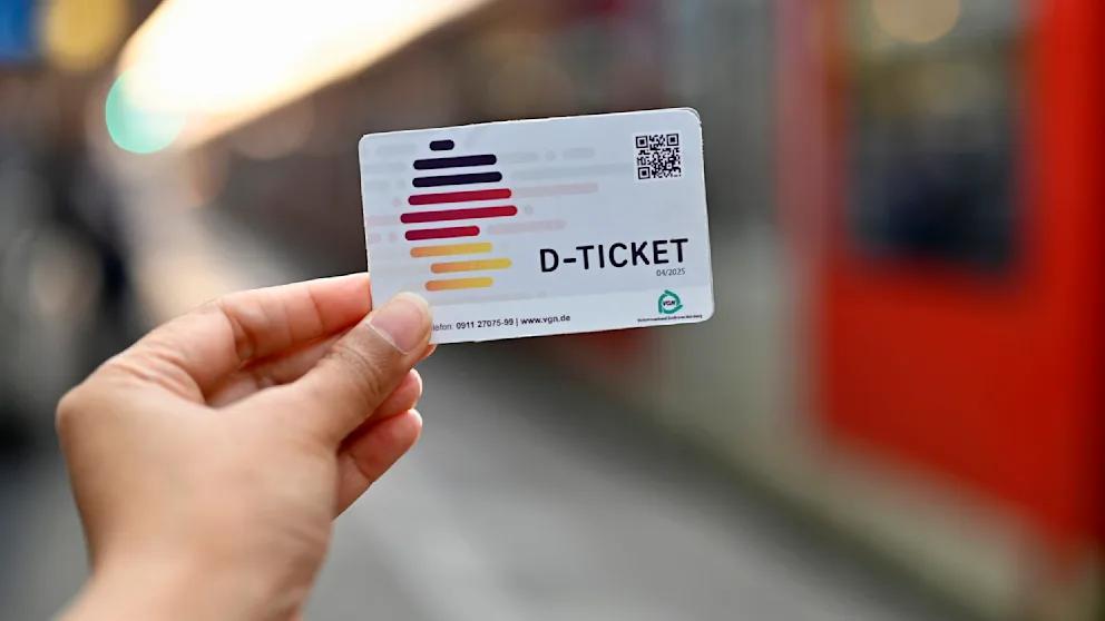 Германия снова повысит цену на проездной с января 2026 года Deutschland Ticket будет стоить 63 евро После долгих споров федеральные земли договорились о новом тарифе с января 2026 года Deutschland Ticket подорожает до 63 евро в месяц В начале 2025 года цена уже выросла с 49 до 58 евро Даже с учетом миллиардных дотаций из бюджета транспортным компаниям не хватает этих средств Но спор идет не только о цене С момента запуска Deutschland Ticket в 2023 году не решен главный вопрос как распределять доходы между перевозчиками Сейчас деньги получает тот кто продал билет а не тот чьим транспортом реально пользуется пассажир В итоге например местные компании недополучают миллионы тогда как крупные игроки вроде Deutsche Bahn зарабатывают больше В некоторых регионах убытки уже бьют по бюджету В транспортной компании VLP земля Мекленбург Передняя Померания заявили что только в первой половине 2025 года дефицит составил 3 млн евро Глава округа даже пригрозил отказаться от участия в программе если система распределения доходов не изменится его округ может выйти из Deutschland Ticket BILD Russian