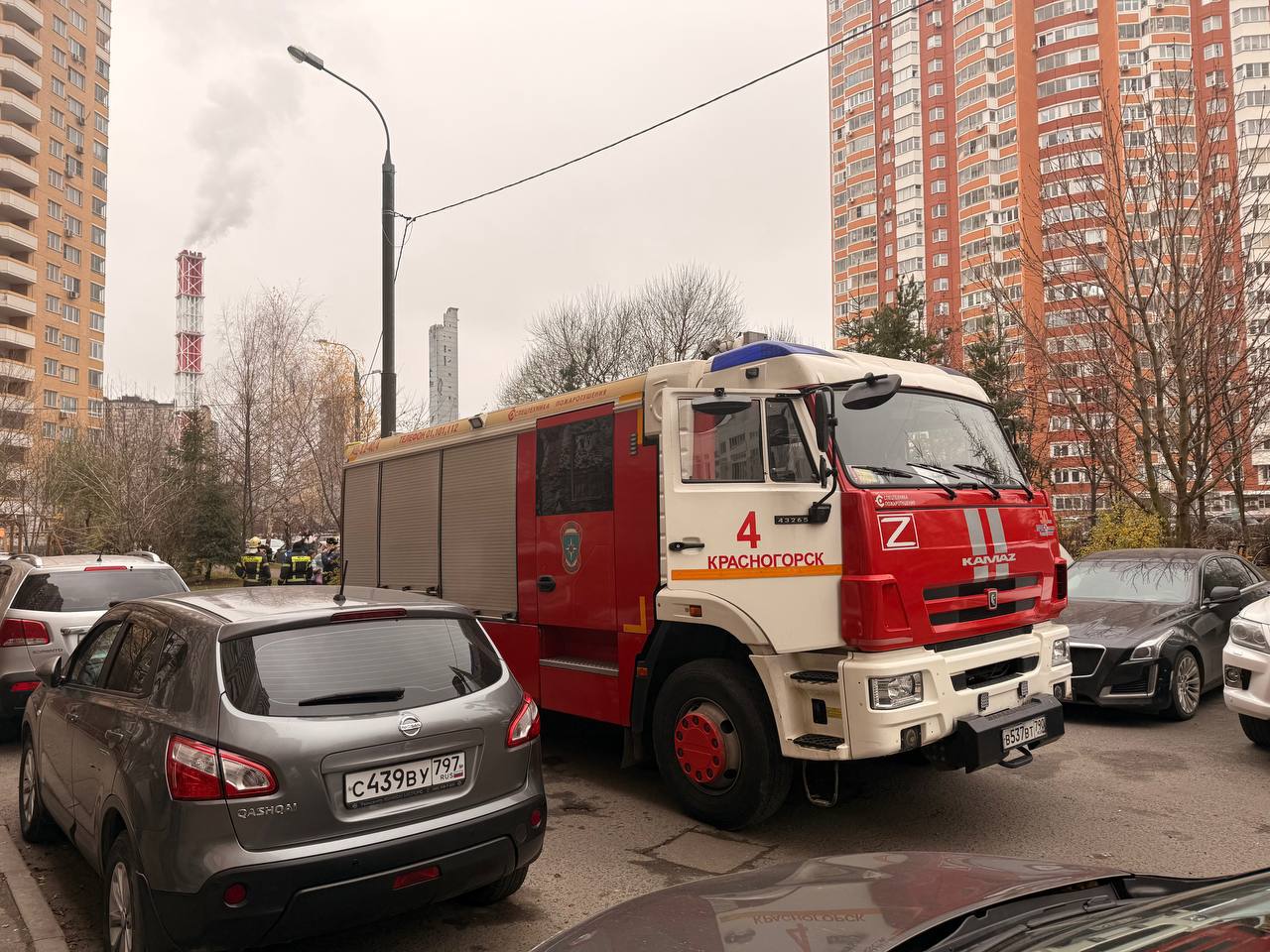 Сегодня в ходе демонтажа здания бывшего горнолыжного комплекса Снежком в Павшинской пойме произошло частичное обрушение конструкций вследствие чего были повреждены автомобили находившиеся на прилегающей парковке Работы на объекте ведёт подрядная организация ООО Развитие по вине которой произошёл инцидент В результате инцидента известно о двух пострадавших Также повреждения получили 50 машин Представители подрядной организации и администрации свяжутся с каждым владельцем автомобиля индивидуально для оформления необходимых документов и возмещения убытков Приносим извинения всем кто пострадал в результате действий недобросовестного подрядчика Виновные лица будут привлечены к ответственности