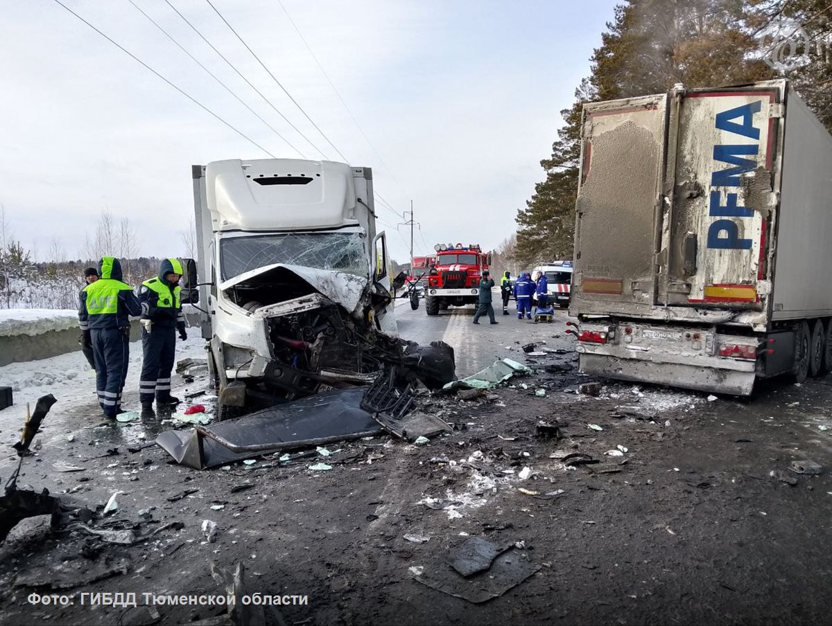 На 32 км дороги Тюмень Боровский Богандинский в Тюменской области 28 января произошло массовое ДТП в котором погиб человек и пострадали еще несколько Водитель КамАЗ оказался заблокирован в автомобиле и погиб водитель Volvo также был заблокирован в помятой кабине ему успели оказать помощь Пострадали пассажиры и водители Audi и Газели Двое из пострадавших находятся в тяжелом состоянии в больнице Подписывайтесь на Ъ Урал