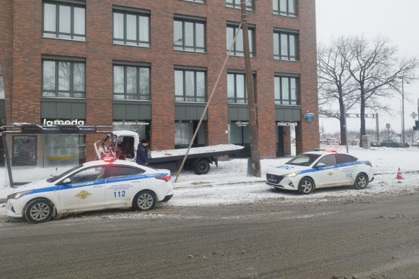 В Петербурге экскаватор врезался в остановку. Пострадали трое, включая годовалого ребенка  Как сообщает полицейский главк, поздним утром 7 января на Свердловской набережной у пересечения с Пискаревским проспектом в Петербурге экскаватор врезался в остановку общественного транспорта. Пострадали водитель машины и женщина.  По данным "Фонтанки.ру", среди пострадавших также годовалый ребенок. Он и его мама находятся под наблюдением врачей, угрозы жизни нет. Мужчина, который был за рулем экскаватора, также находится в одной из петербургских больниц.    Telegram-канал "Пресс-сек Красногвардейского"