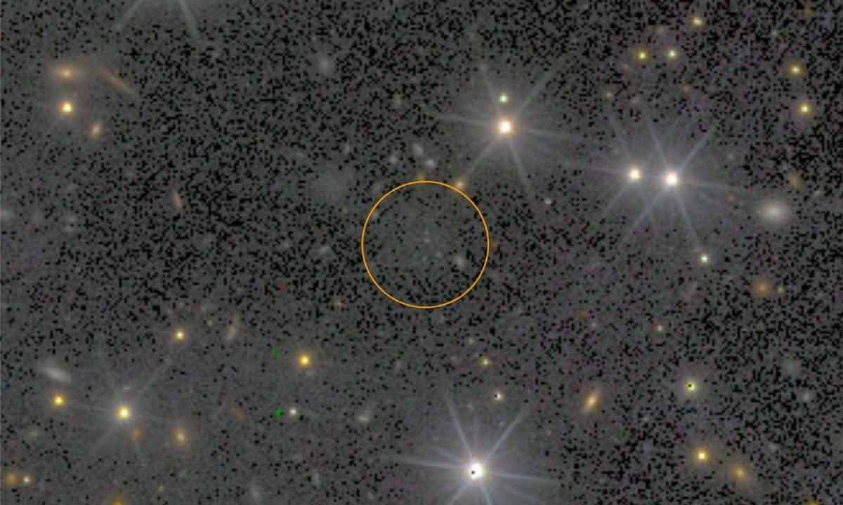 Найдена галактика из темной материи Астрономы из Университета Торонто впервые открыли кандидата в темные галактики Объект CDG 2 расположен в скоплении Персея Abell 426 Его удалось обнаружить не по свету звезд а по распределению шаровых скоплений удерживаемых гравитацией скрытой массы Исследование проводилось с помощью телескопа Хаббла и подтверждено наблюдениями телескопа Евклид Ученые пришли к выводу что CDG 2 почти полностью на 99 99 состоит из темной материи Светимость галактики крайне низкая треть видимого света исходит всего от четырех шаровых скоплений Это делает CDG 2 одной из самых невидимых галактик из известных Новый подход поиск по скоплениям не связанным с видимыми галактиками может открыть путь к изучению других таких объектов и углубить понимание структуры Вселенной и природы темной материи Тайны Космоса