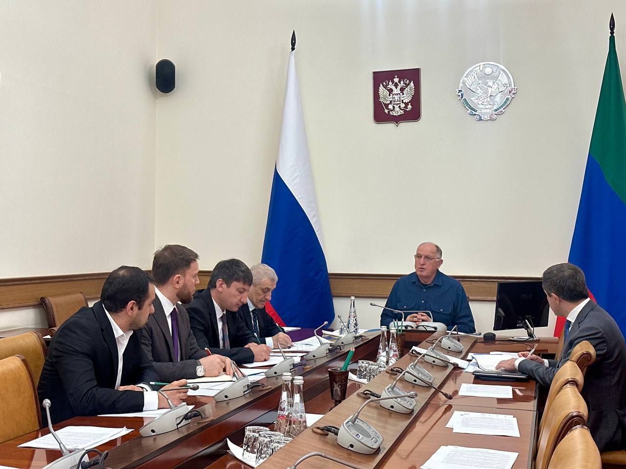 Абдулмуслим Абдулмуслимов провел совещание по вопросу подготовки визита делегации Дагестана в Оман Председатель Правительства Дагестана Абдулмуслим Абдулмуслимов сегодня провел совещание по вопросу участия делегации Республики Дагестан в бизнес-миссии в Султанат Оман. По поручению Главы Дагестана Сергея Меликова представители ряда органов исполнительной власти и дагестанских компаний, работающих в сферах промышленности, сельского хозяйства и туризма, в мае текущего года посетят Оман. Запланирован ряд деловых встреч с руководством министерств, иных государственных органов Султаната Оман и потенциальными партнерами, посещение особых экономических зон и др. Будут проработаны вопросы развития двустороннего сотрудничества в различных областях между Дагестаном и Оманом. Отметим, что неделю назад в Москве состоялись переговоры Президента РФ Владимира Путина с Султаном Омана Хейсамом Бен Тареком Аль Саидом, который посетил Россию с государственным визитом. По итогам визита подписан ряд соглашений и меморандумов, а также объявлено о взаимной отмене визового режима. В ходе переговоров Владимир Путин подчеркнул перспективы сотрудничества двух стран в сфере логистики и транспорта, инвестиций, в сельском хозяйстве и энергосекторе. Султан Омана, в свою очередь, призвал представителей бизнеса в России открывать свои филиалы в стране. Минэкономики РФ называло перспективными направлениями сотрудничества Омана и России туризм, сельское хозяйство, а также перевозки различных товаров по международному транспортному коридору «Север—Юг». Глава министерства Максим Решетников подчеркивал, что Оман является «точкой входа России на рынок стран Персидского залива» и важным транзитным пунктом для расширения российского присутствия в Западной Азии и Африке. Оман — мусульманское государство в Передней Азии, на юго-востоке Аравийского полуострова. Граничит с Саудовской Аравией, ОАЭ и Йеменом. Это современная, уверенно развивающаяся страна, в которой растут запросы на внешнеторговые контакты, совместные проекты и инвестиции. Взаимный товарооборот России и Омана в 2024 году составил 314 миллионов долларов. В 2024 году представители Омана впервые стали гостями Петербургского международного экономического форума.